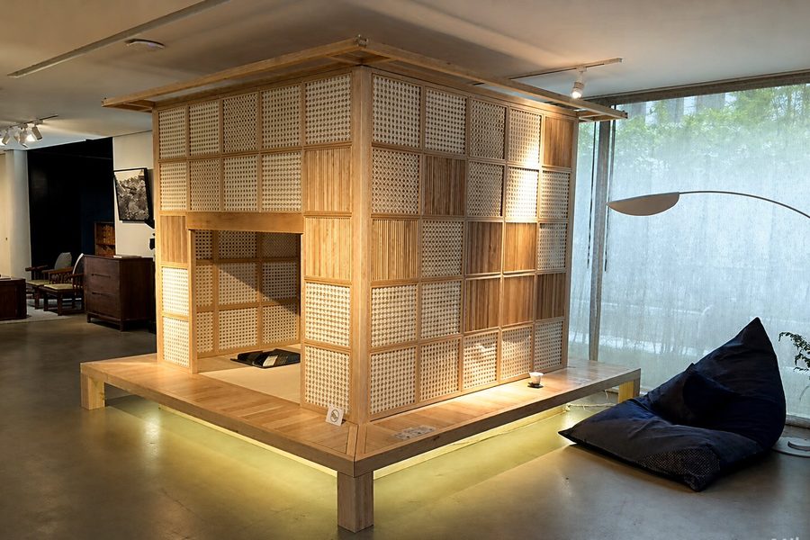 Furniture lighting — high-CRI track accents on display (project reference)